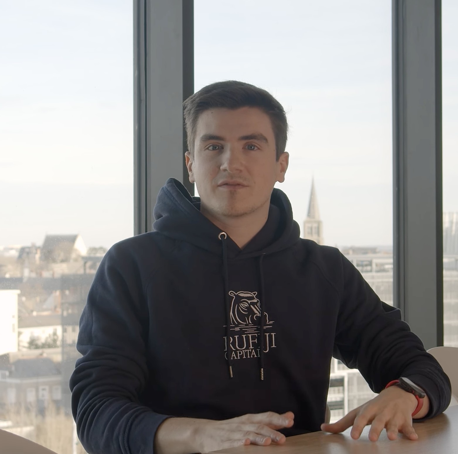 Matthias Vallet au bureau, la ville en arrière-plan